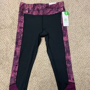 Women’s NWT Size Medium Exercise Leggings